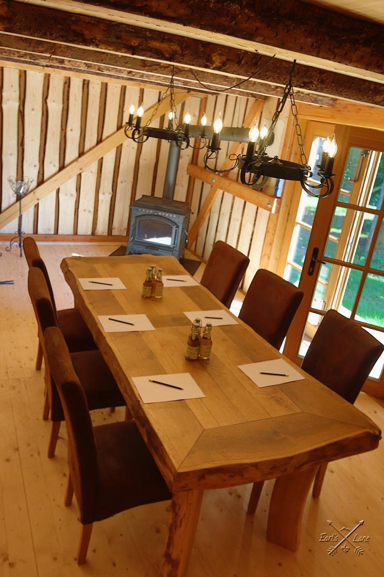 Seminarraum mit Kaminofen und Holztisch in Earls Lane im Harz