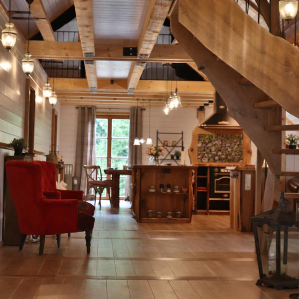 Ferienwohnung im Harz mit offenem Wohnkonzept und individuellen Möbeln aus Eiche