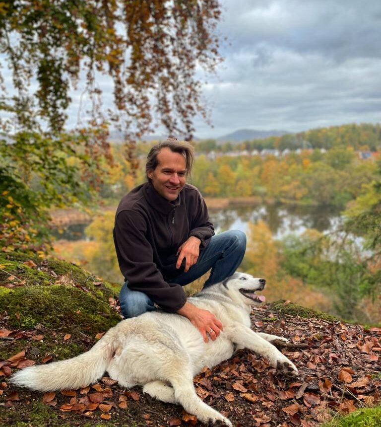 Christian mit Husky auf einer Wanderung in Walkenried am Harz