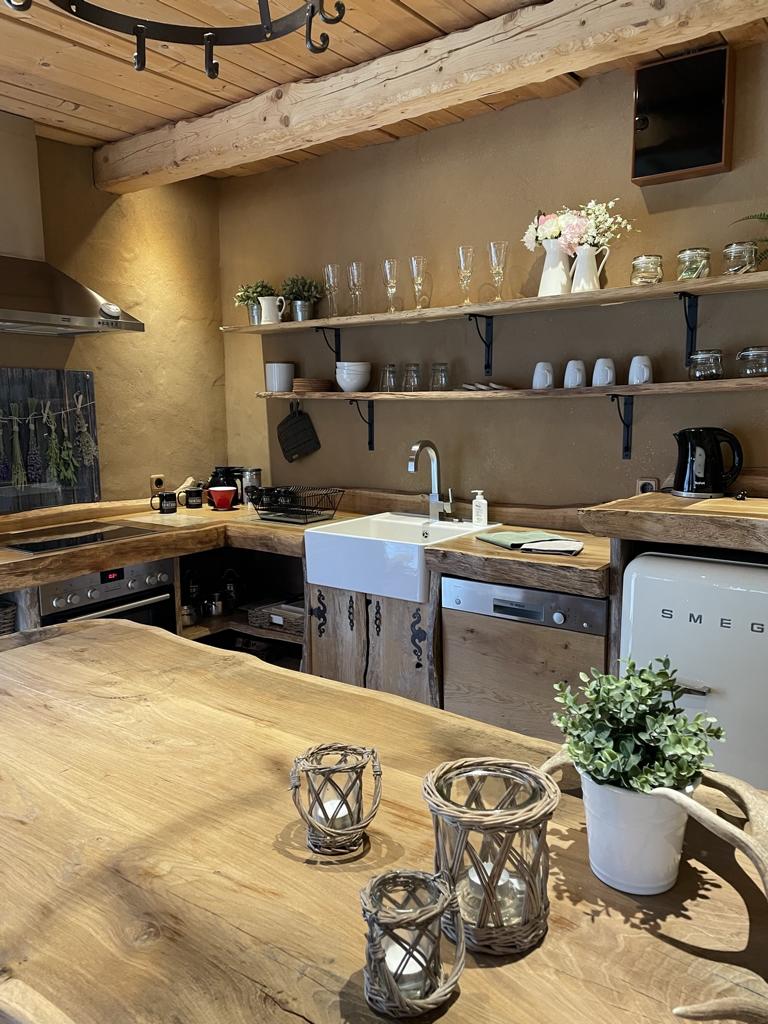 Außergewöhnliche Küche aus Eichenholz mit Lehmputz für ein gesundes Raumklima in der Ferienwohnung Hester Street in Earls Lane im Harz
