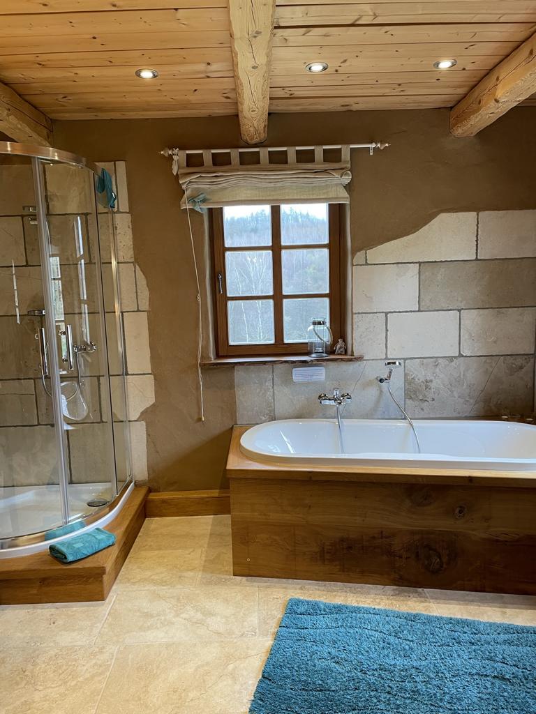 Badewanne und Dusche mit Natursteinboden und Lehm in der außergewöhnlichen Ferienwohnung im Harz - Hester Street in Earls Lane