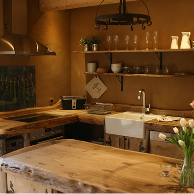 Küche aus Eichenholz mit Naturmaterialien in der besonderen Ferienwohnung im Harz - Hester Street in Earls Lane