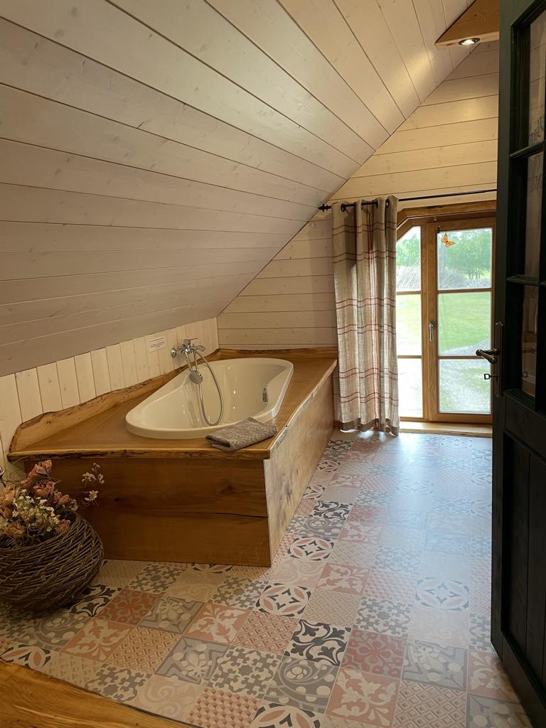 Badewanne unter Dachschräge im Naturstein Cottage in Deutschland im Harz