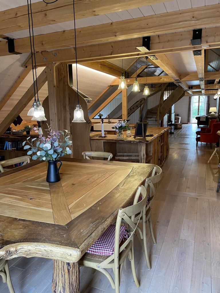 Eichenholz Esstisch und Küche in der luftig hellen Ferienwohnung im Cottage im Harz