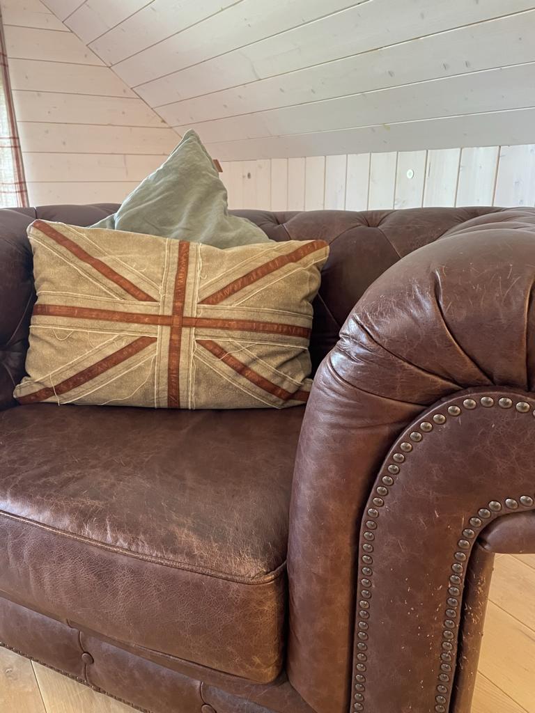 Chesterfield Sofa mit Union Jack Kissen in der außergewöhnlichen Ferienwohnung im Cottage im Harz