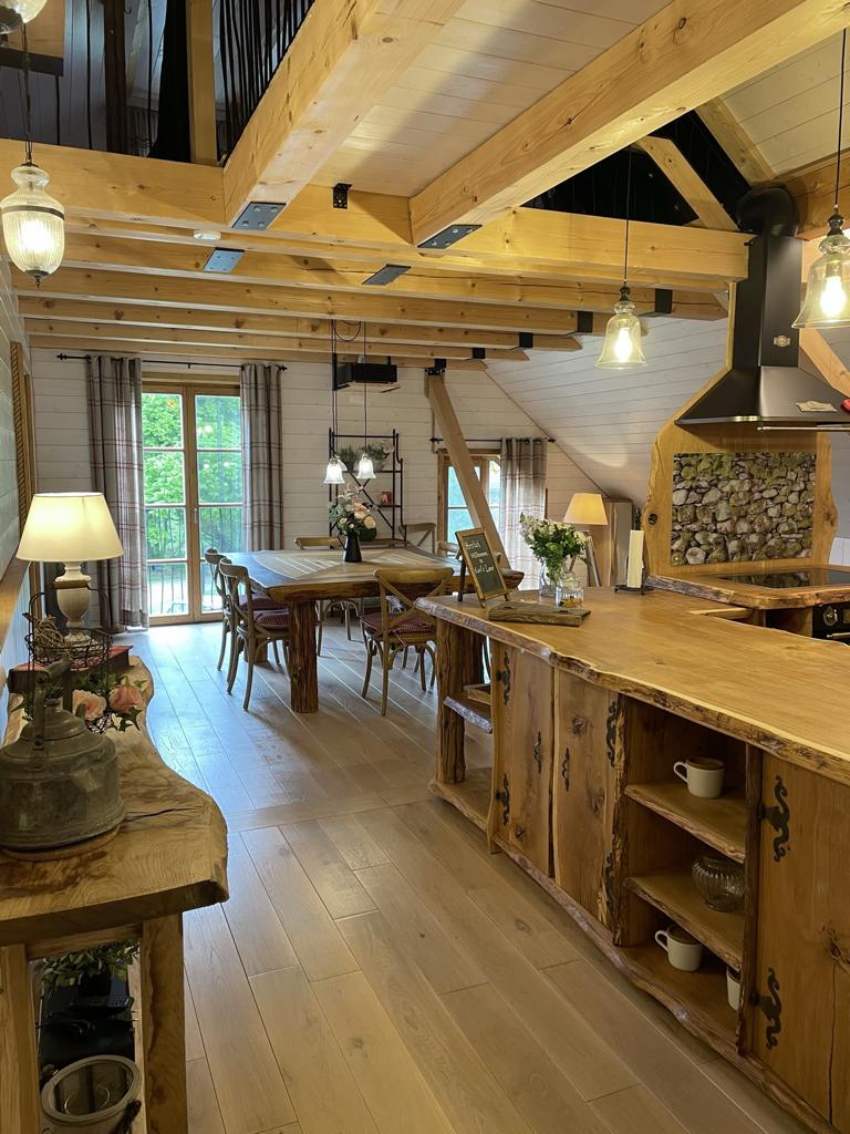 Küche und Essbereich mit Galerie in einer außergewöhnlichen Ferienwohnung im Harz im Cottage