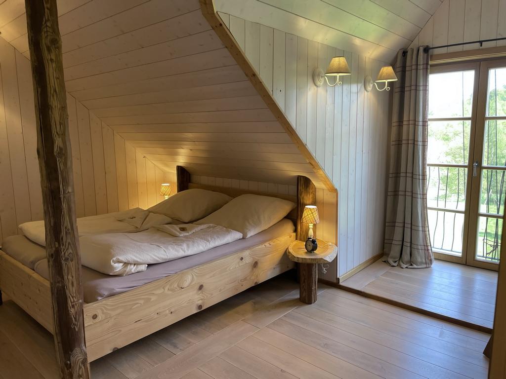 Gemütliches Schlafzimmer mit Ausblick im Naturstein Cottage in Deutschland im Harz