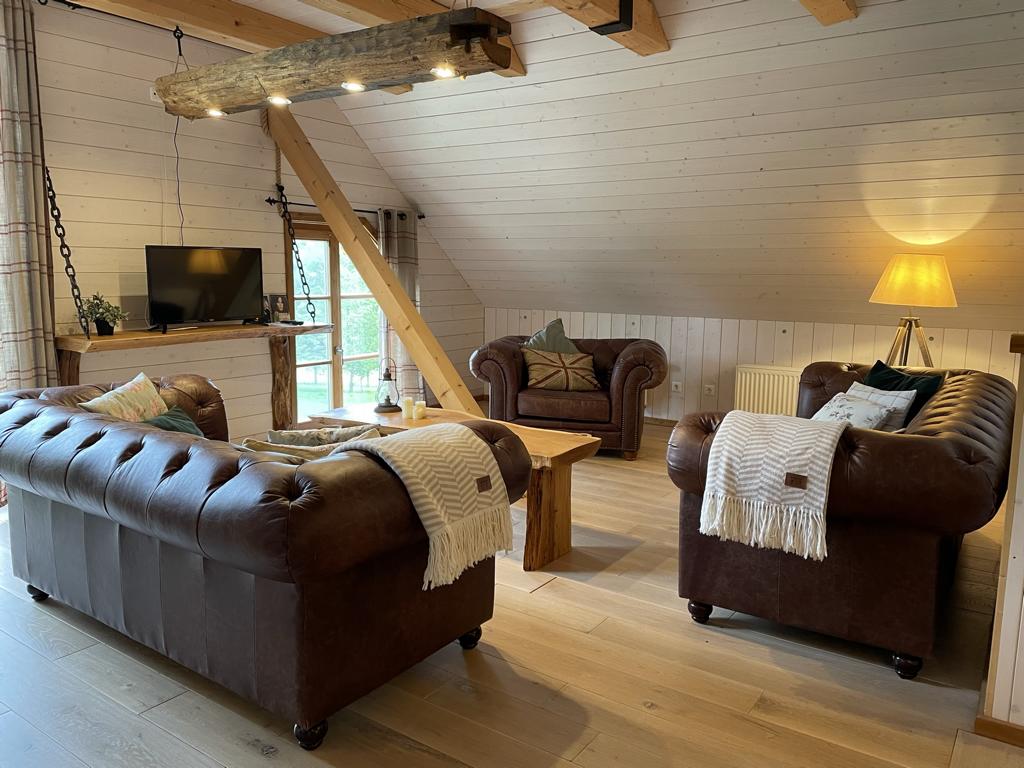Chesterfield Garnitur im Wohnzimmer der besonderen Ferienwohnung Cote Cottage im Harz in Earls Lane