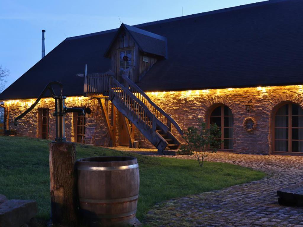 Cottage in Deutschland mit Natursteinmauerwerk und indirekter Beleuchtung am Abend