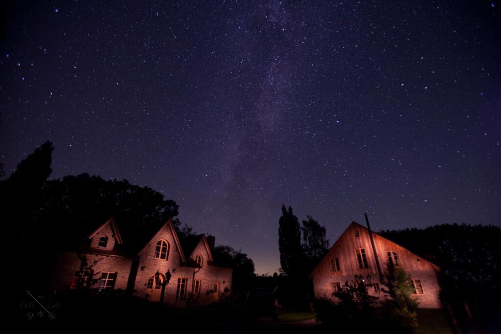 Cottage in Deutschland im Harz bei Nacht mit Milchstraße und Sternenhimmel