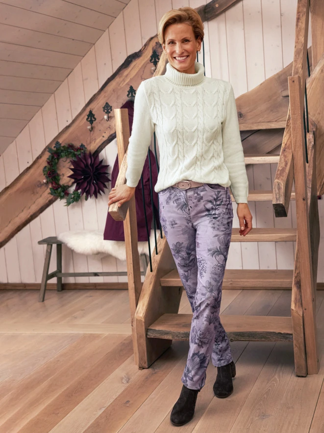 Modeshooting der Firma Avena - Frau steht vor einer Holztreppe