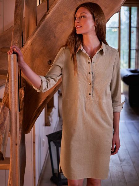 Modeshooting der Firma Zero Fashion- Frau steht vor neben einer Holztreppe in Cote Cottage