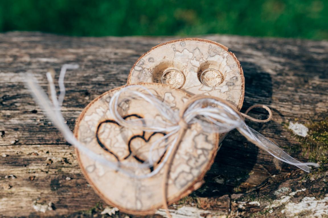 Ringkissen Ringbox aus Birkenholz mit Herzen