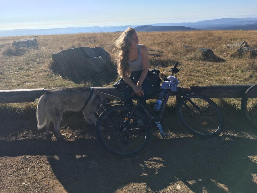 Sabrina und Husky Felan mit dem Fahrrad auf dem Brocken