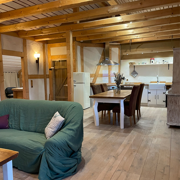 Offener Wohn-Essbereich mit hellem Lehmfachwerk in einer außergewöhnlichen Ferienwohnung im Harz im Cottage in Earls Lane