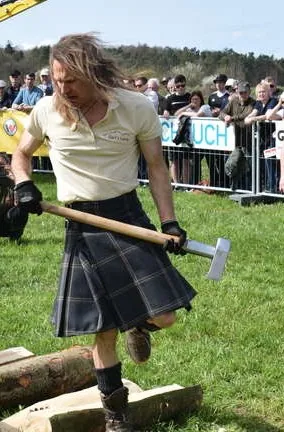 Christian Miehe - Holz hacken im Kilt
