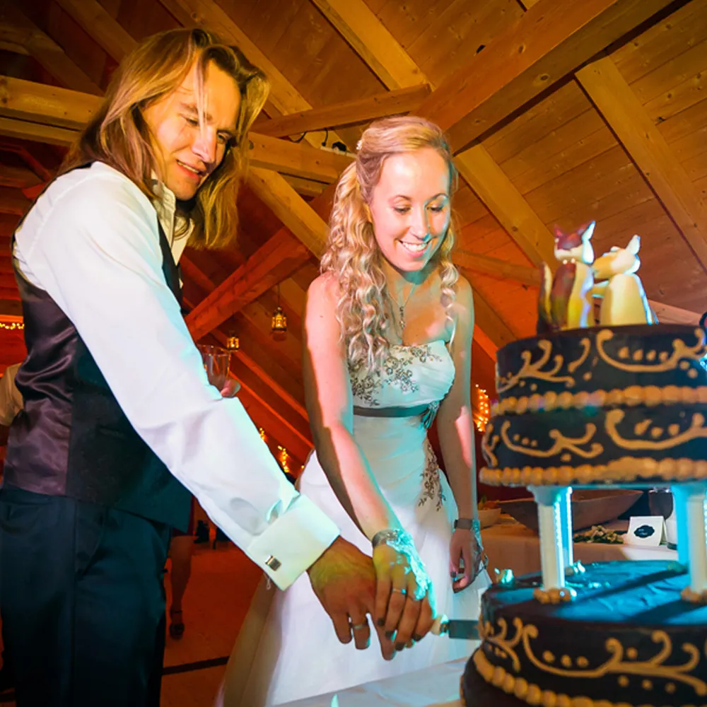 Anschnitt der Hochzeitstorte - Location für Scheunenhochzeit im Harz in Earls Lane