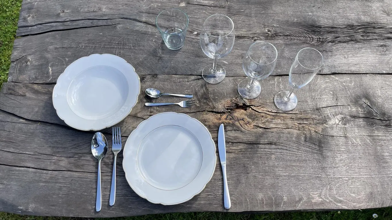 Gläser-Set mit Besteck und Goldrandgeschirr zur Vermietung für Scheunen-Hochzeit im Harz in Earl's Lane