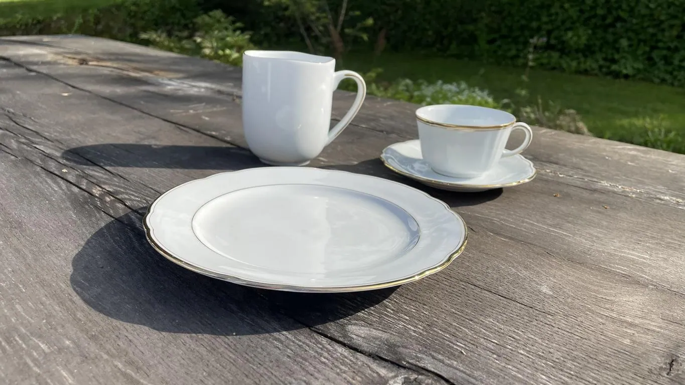 Kaffee-Set Goldrandgeschirr Vermietung für Scheunen-Hochzeit im Harz in Earl's Lane