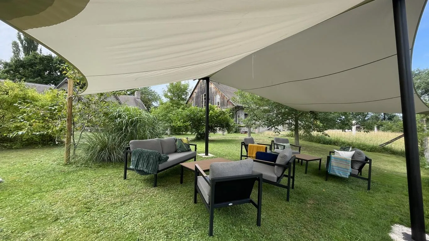 Tarp-Zelt - Sonnensegel - Regenschutz mit Lounge Garnitur - Vermietung für Scheunen-Hochzeit im Harz in Earl's Lane