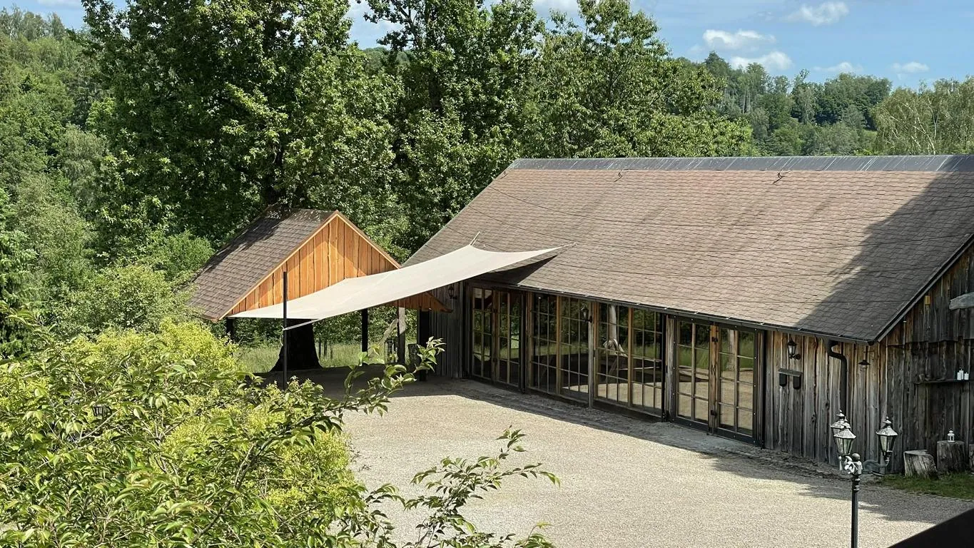 Sonnensegel und Regenschutz vor Location - Vermietung für Scheunen-Hochzeit im Harz in Earl's Lane