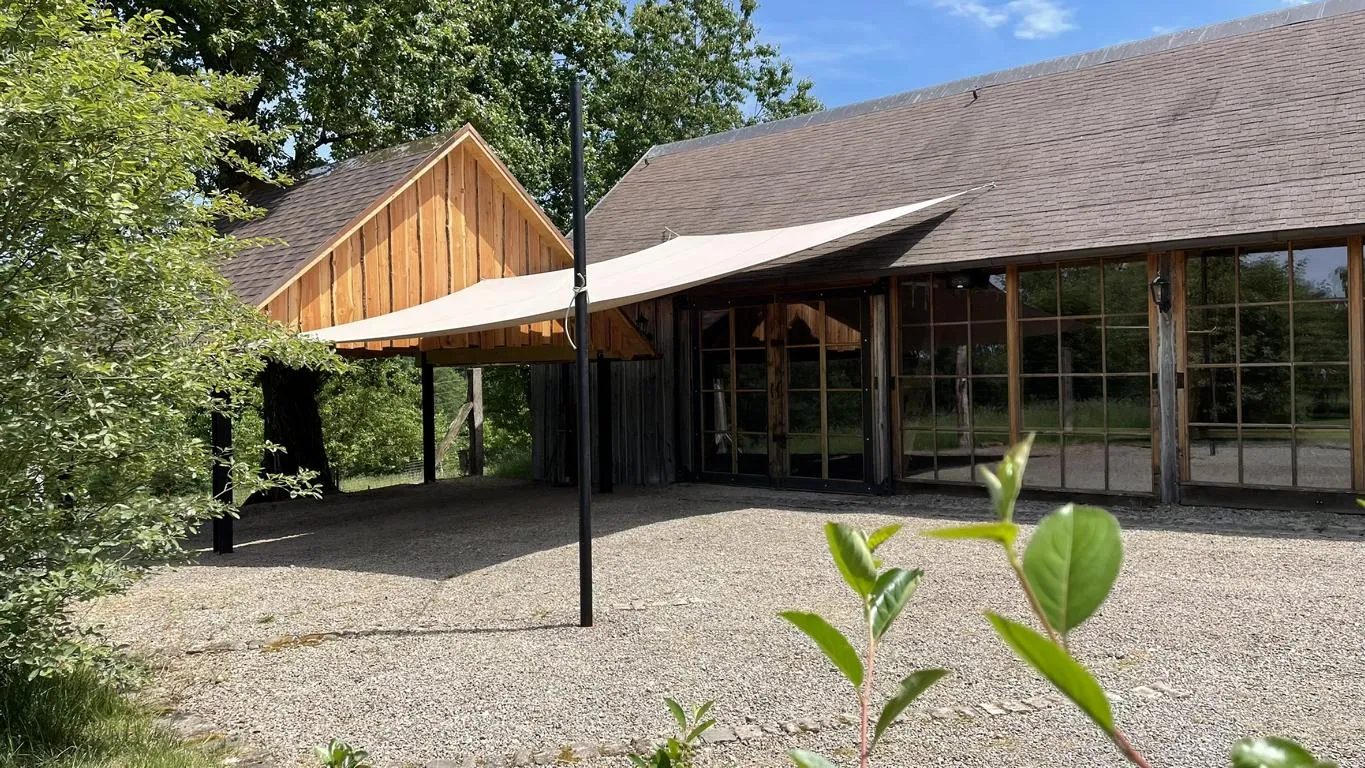 Sonnensegel, Regenschutz vor Barn - Vermietung für Scheunen-Hochzeit im Harz in Earl's Lane