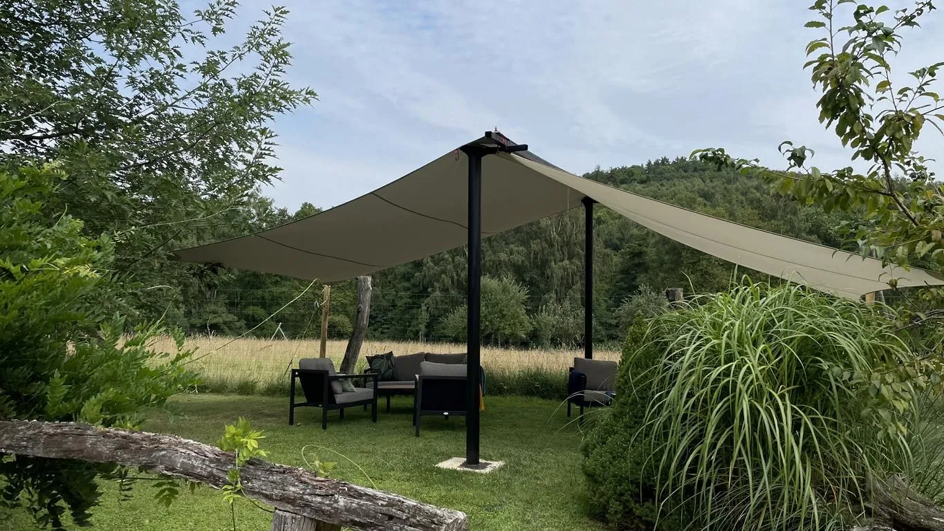 Tarp-Zelt, Sonnensegel mit Lounge Garnitur im Garten - Vermietung für Scheunen-Hochzeit im Harz in Earl's Lane