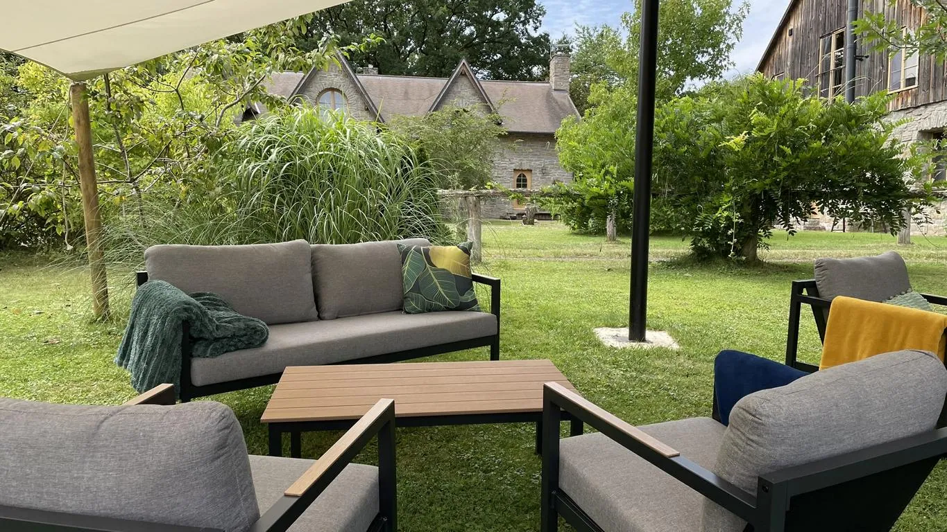 Lounge Garnitur im Garten unter Sonnensegel - Vermietung für Scheunen-Hochzeit im Cottage Flair im Harz in Earl's Lane