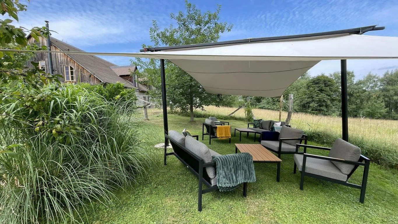 Lounge Garnitur im Garten unter Sonnensegel - Vermietung für Scheunen-Hochzeit im Cottage Flair im Harz in Earl's Lane