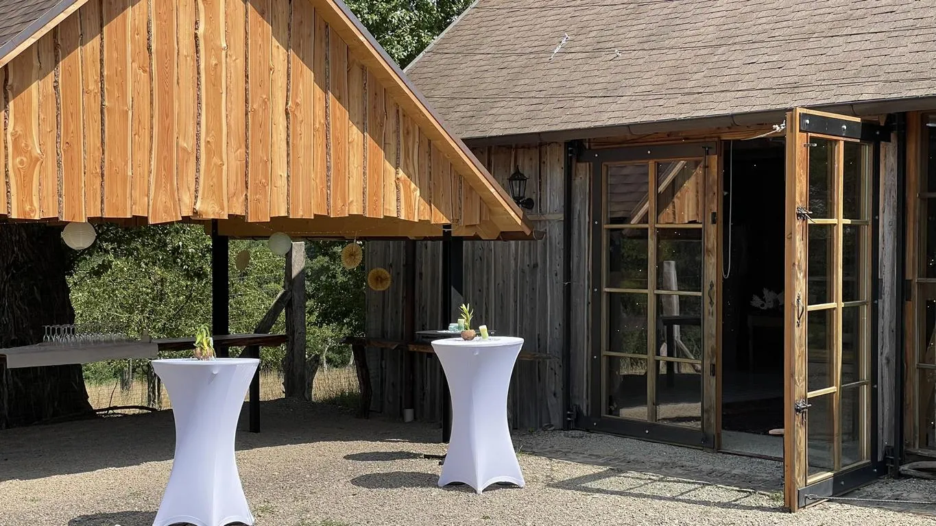 Location mit Stehtischen und weißen Hussen - Vermietung für Scheunen-Hochzeit im Harz in Earl's Lane