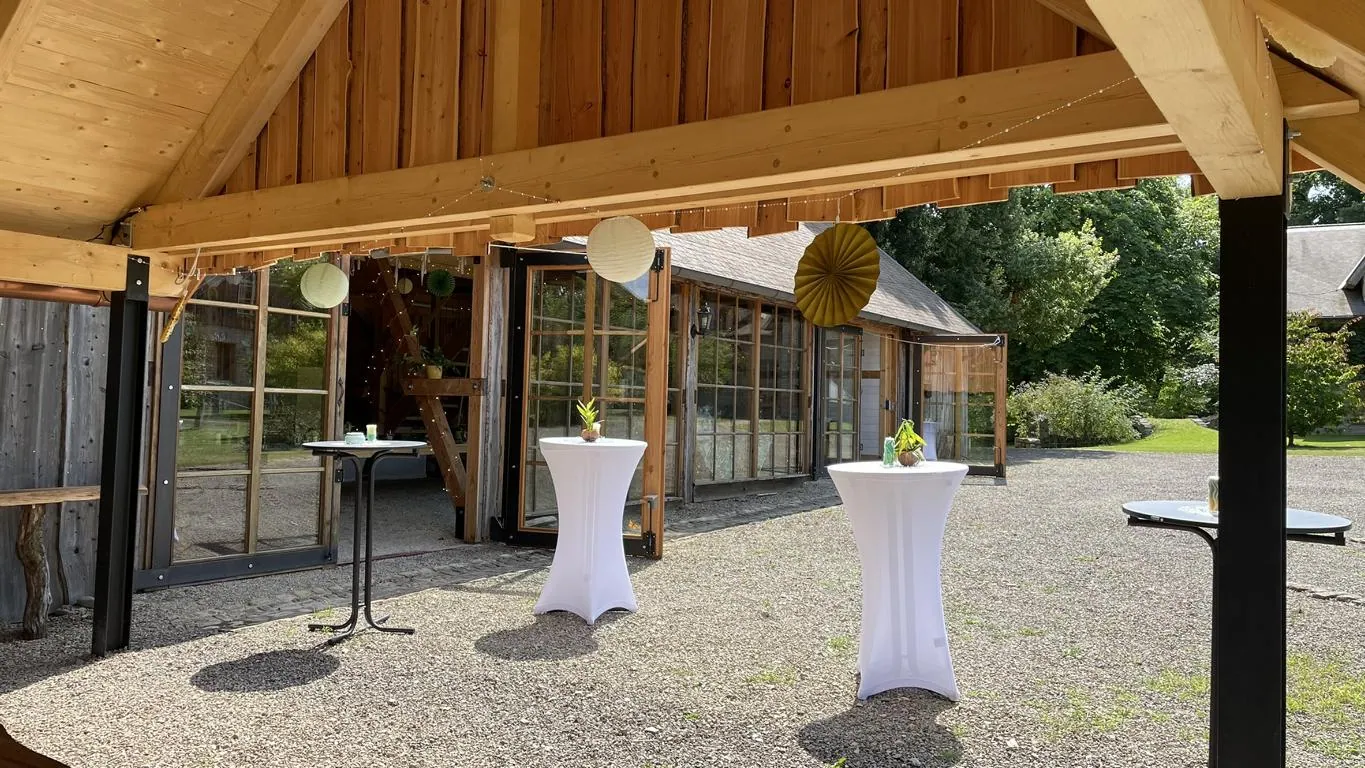 Stehtische mit und ohne weißen Hussen für Scheunen-Hochzeiten im Harz